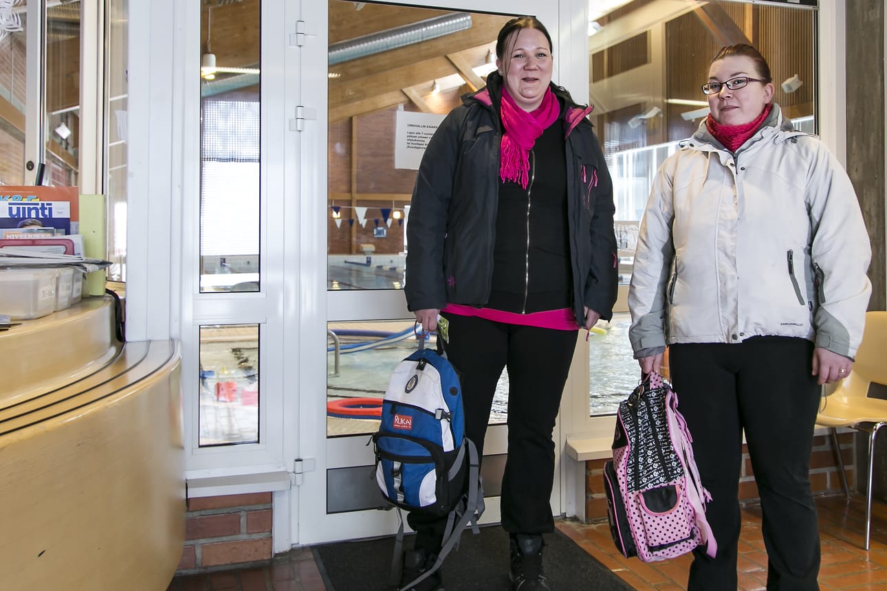 Niina Tauriaista (vas.) ei kevät väsytä, vaan hän nauttii, kun valoa on paljon ja aurinko paistaa. Sari Koskenkorva (oik.) kokee kevään väsyttäväksi ja kertoo valon määrän vähentäneen unen tarvettaan.