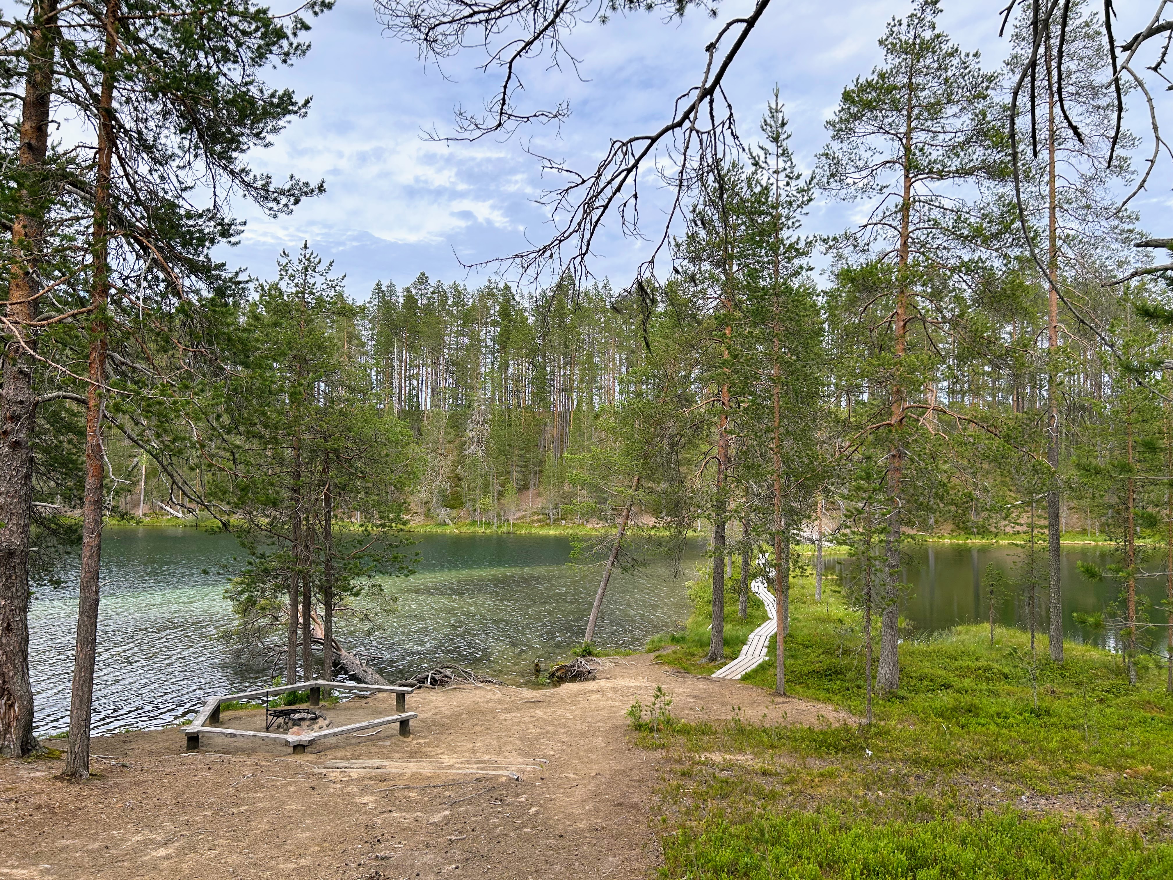 Heti alussa on ensimmäinen taukopaikka päivätupineen ja tulentekopaikkoineen. Tältä kohtaa ylitetään Soiperoinen pitkoksia ja siltaa pitkin ja noustaan taustalla näkyvälle harjulle.
