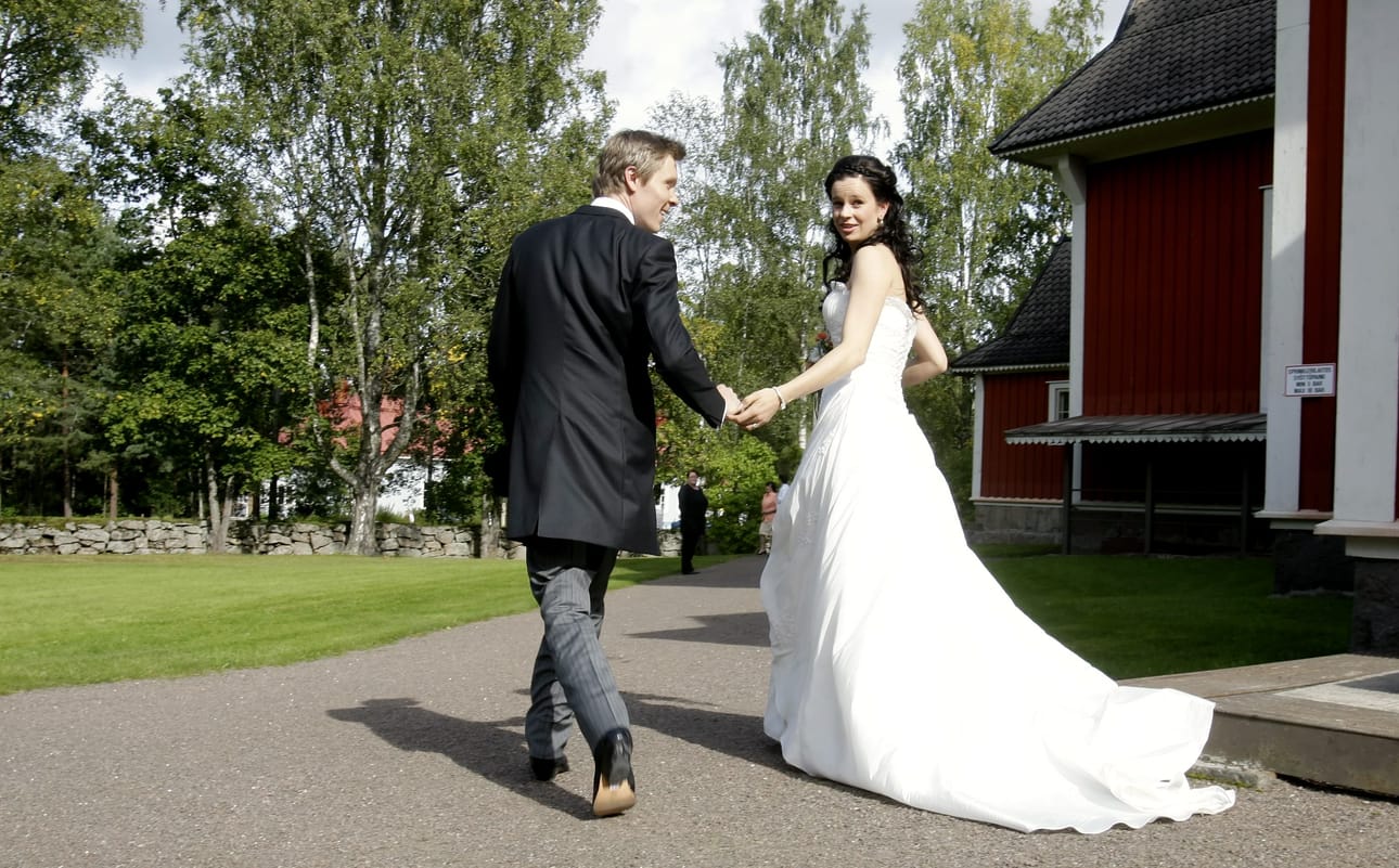 Muusikko-ohjaaja Tuukka Temonen ja näyttelijä Olga Koskikallio vihittiin Iitin kirkossa syyskuussa 2008.