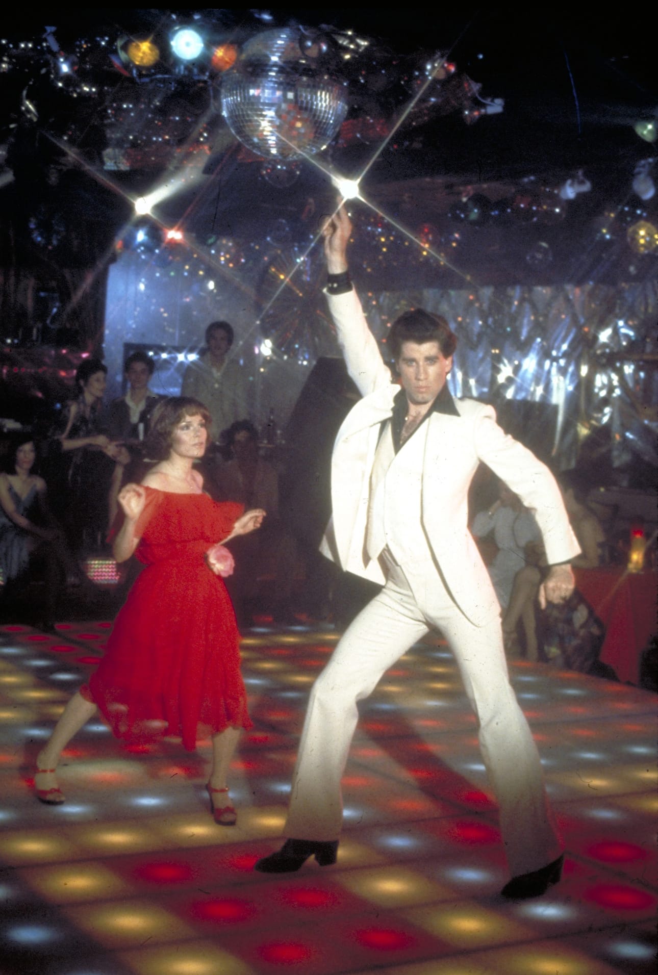 1970-luvun diskokuumeen levittäjä ja elokuvaklassikko, kertoo nuoresta miehestä (John Travolta), joka etsii viikonloppuisin tietä menestykseen New Yorkin diskojen tanssikuninkaana. Tanssilattialla pyörähtelee myös Karen Lynn Gorney.
