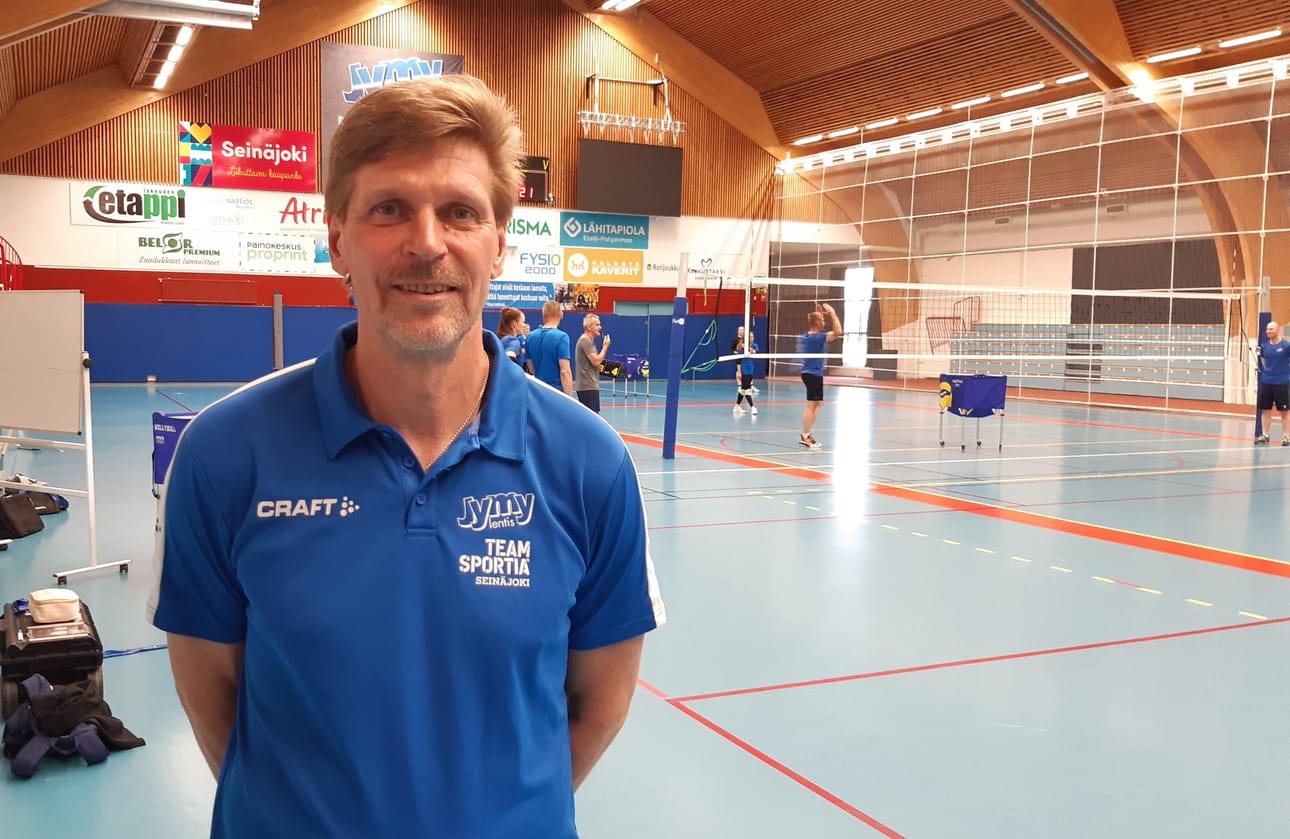 Jukka Tuovinen luotsaa Nurmon Jymyn miesjoukkuetta.