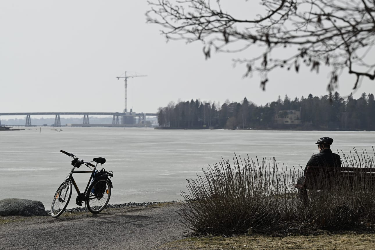 Pyöräilijä Herttoniemenrannalla Helsingissä toisena pääsiäispäivänä 1. huhtikuuta 2024. Kevään lämpöennätys rikkoutui maanantaina.