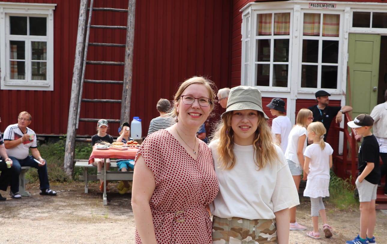 Pauliina Majavan tytär Amalia Majava (oik.) esiintyy kotiseutumuseon esittelyvideolla. Video ovat tehneet Pauliina Majava, Birgit Tolonen ja Juha Nyman.