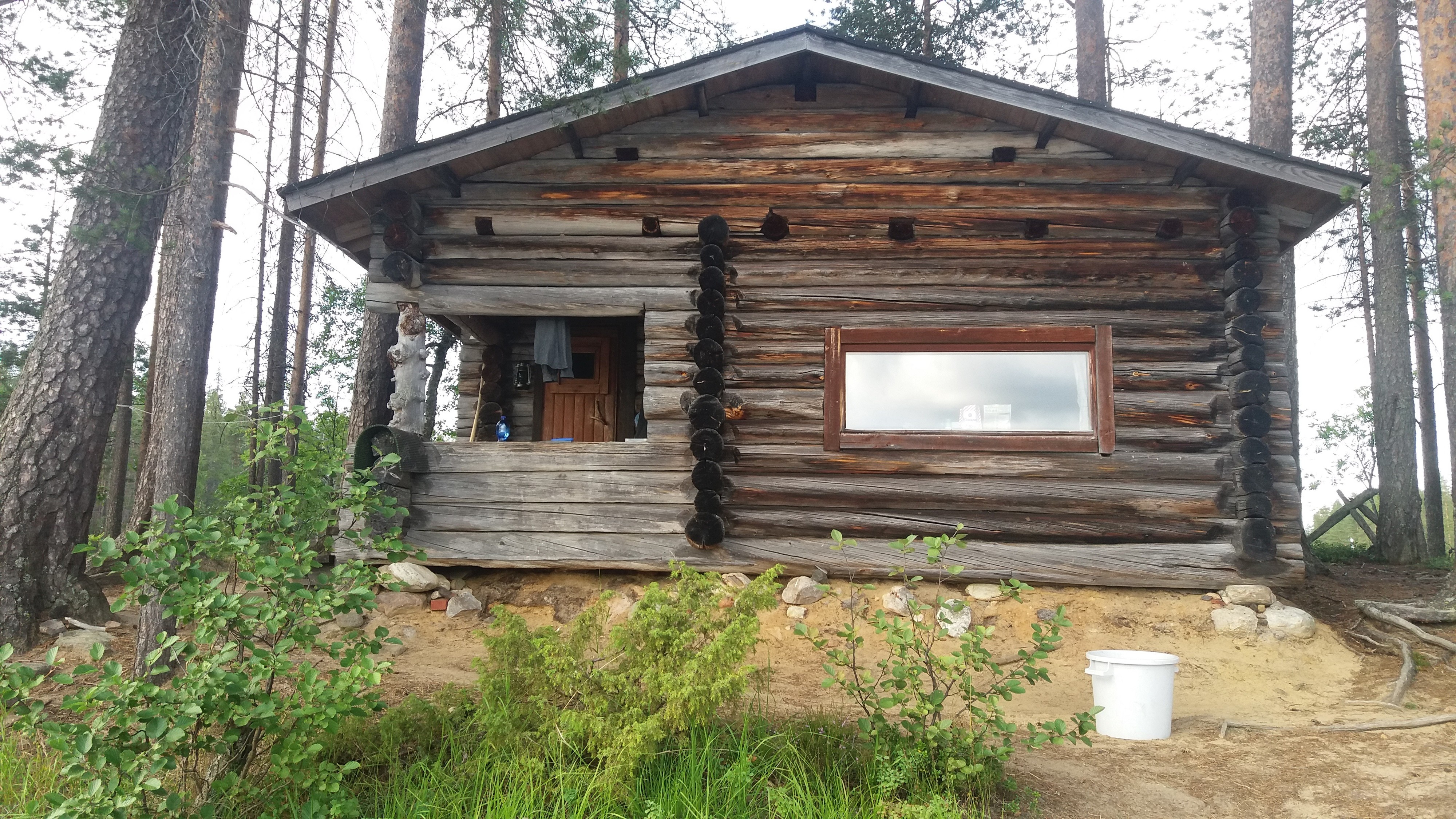 Vuokramökki oli niin pieni, että osa seurueesta nukkui ulkona.