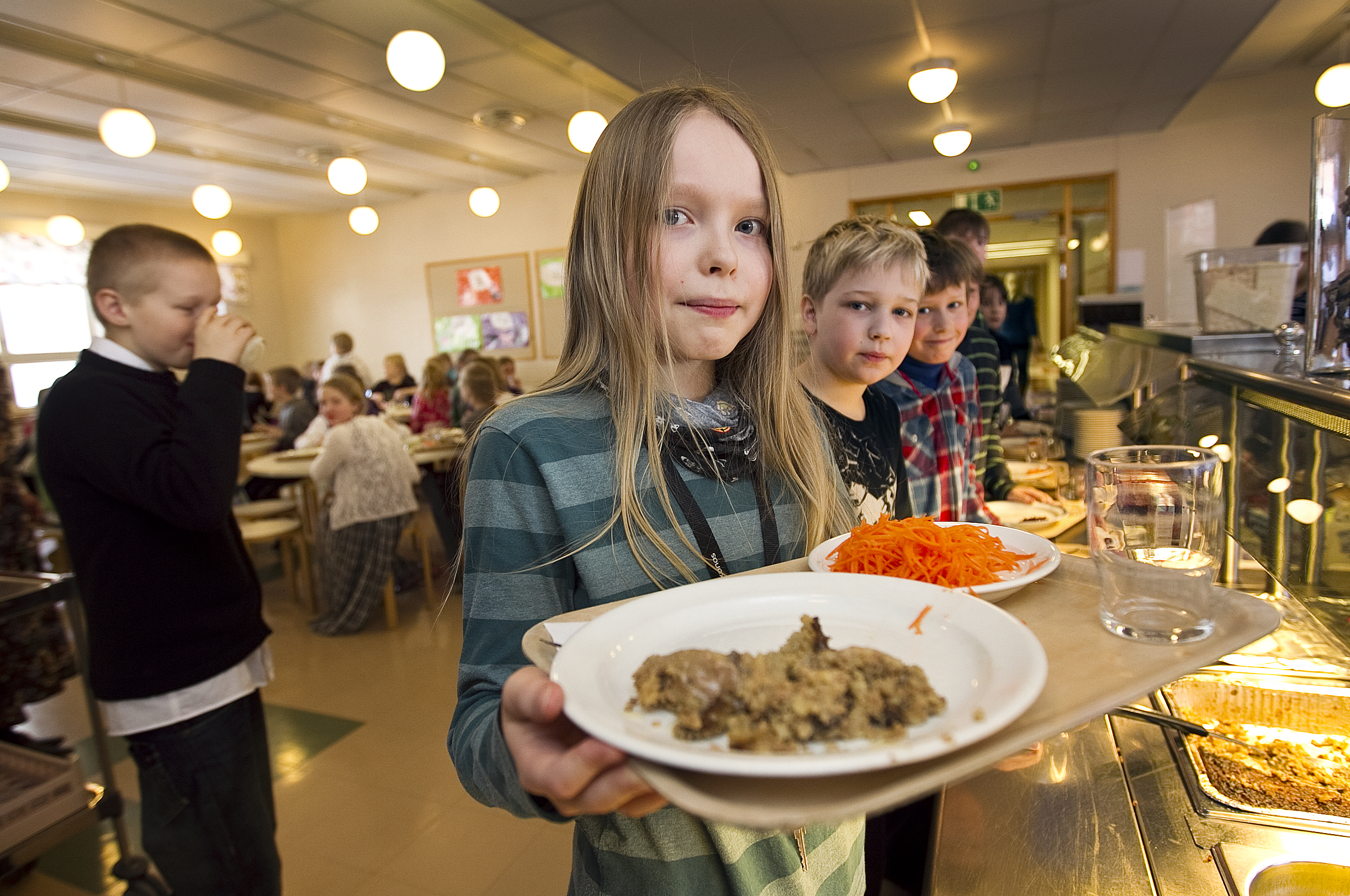 Neljäsluokkalainen Sakari Leukkunen pitää maksalaatikosta. Pöllönkankaan koululla keskiviikkona tarjottu ateria ei hänen mielestään ihan vetänyt vertoja äidin kotona tarjoamalle einesmaksalaatikolle.
