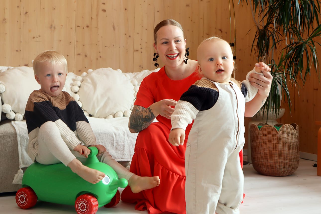 Viljava Designin yrittäjä Eveliina Hakala asuu nykyisin perheineen Seinäjoella. Etualalla olevan kuopuksen, Sulon, yllä on Viljavan Heinä-haalari. Kurkkumopon kyydissä istuu kolmevuotias Jalo. Esikoinen Hilla on seitsemänvuotias ja haastatteluhetkellä koulussa.