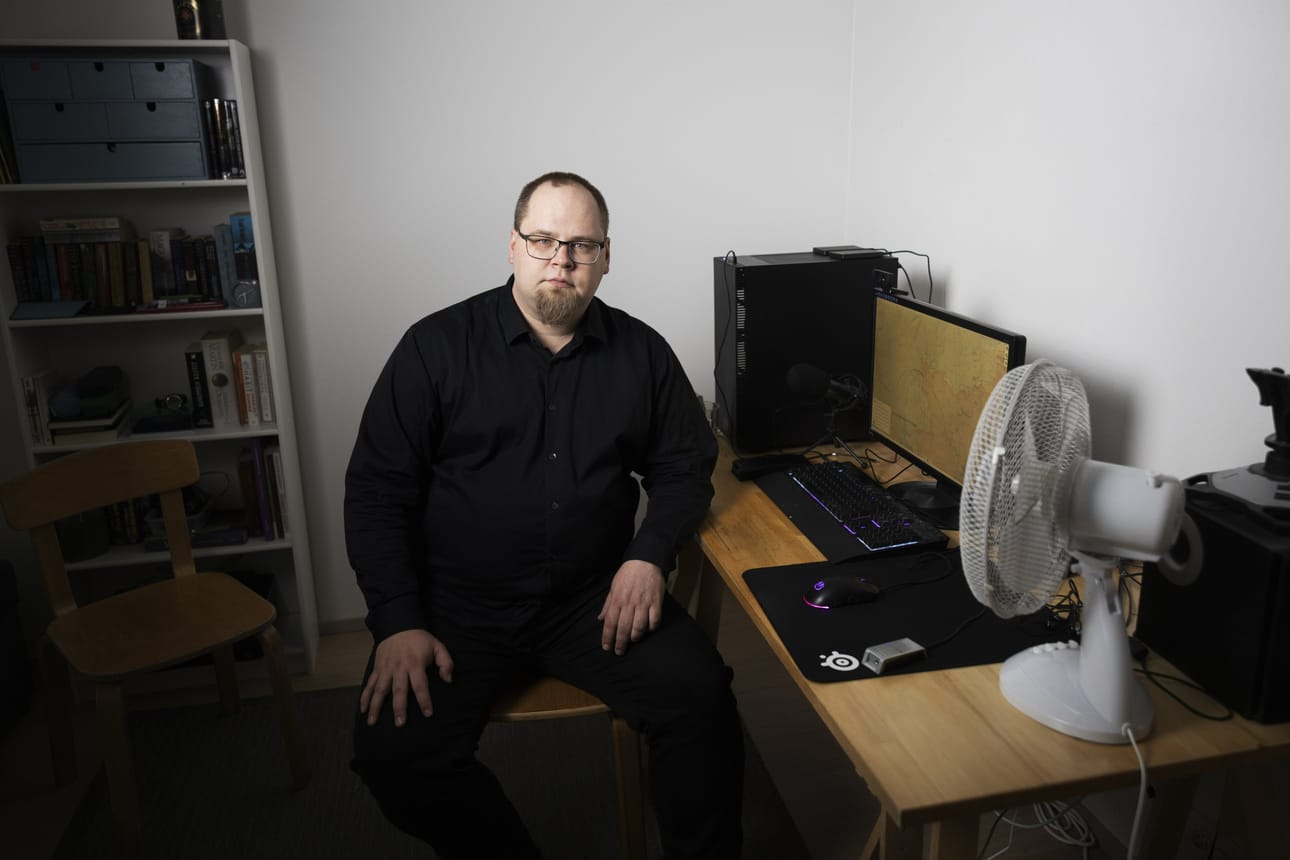 Pasi Paroinen on keskittynyt ensisijaisesti seuraamaan venäläisten ja ukrainalaisten yksiköiden sijainteja ja siirtoja. LEHTIKUVA / MATIAS HONKAMAA
