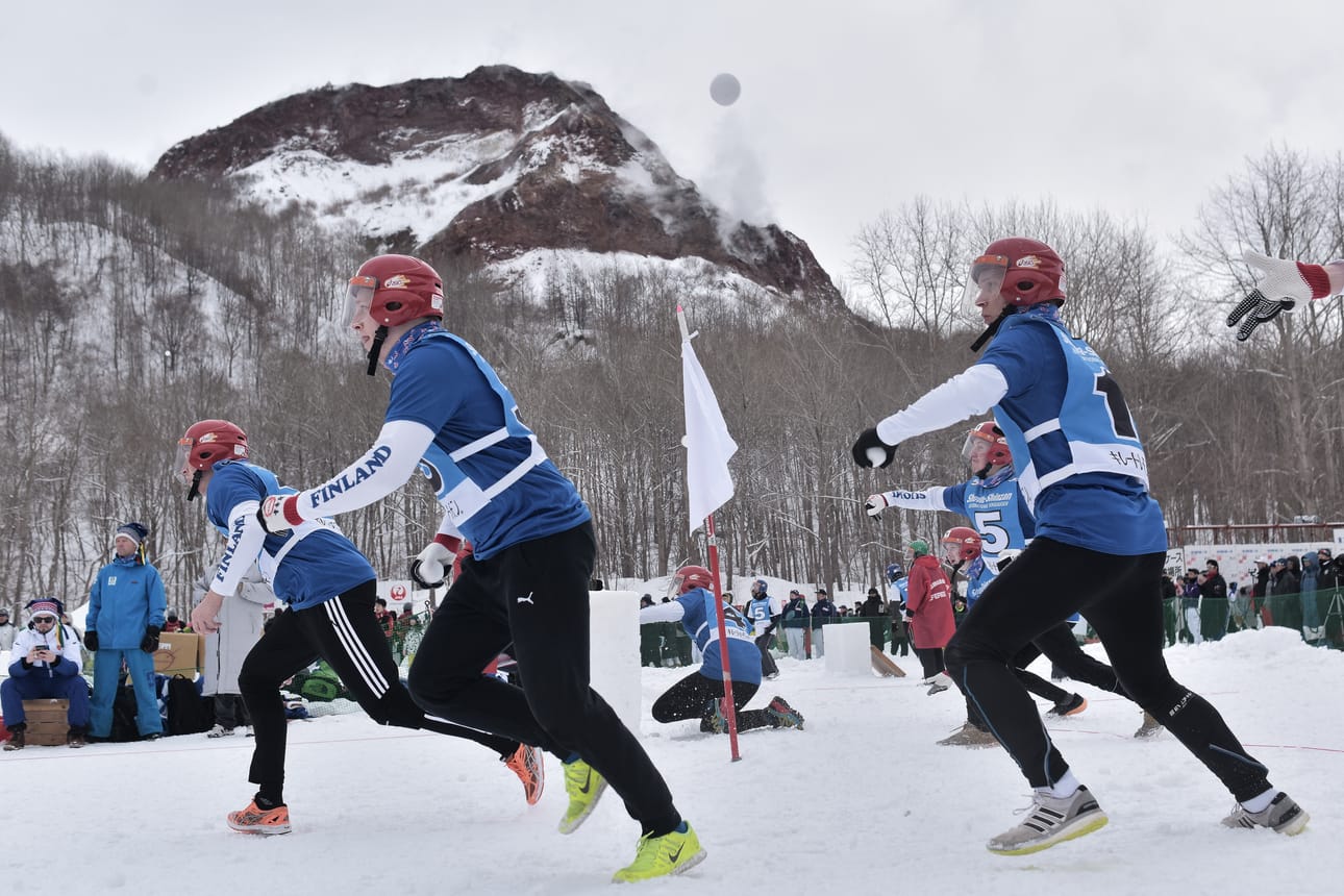 Yukigassenia pelataan 10-henkisin joukkuein. Mikko Halvarin kuva Japanista.