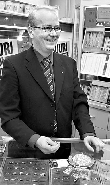 Kultaa ja kauneutta. Ketjupäällikkö Aki Keisun mukaan sijoituskultaa ostavat Oulussa varttuneemmat mieshenkilöt, jotka ovat kokeneet monenlaisia rahanarvon heilahteluja. Koruja ostavat naiset.