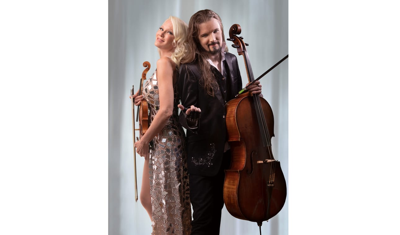 Yleisö kuulee kirkossa klassikoiden lisäksi taiteilijoiden omia sävellyksiä: Linda Lampeniuksen Hopen ja Perttu Kivilaakson Psalmin. J