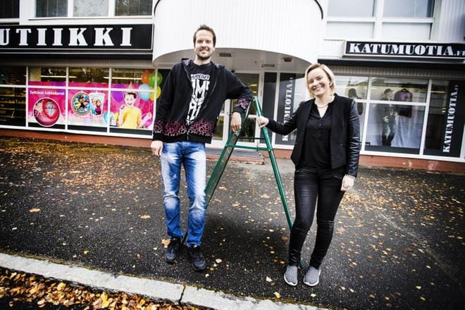 Mikko Lahdensuo ja Marjo Onnenlehto toivovat, että lapualaiset saapuisivat yhä enemmän tutustumaan tarjontaan. KUVA: KRISTA LUOMA