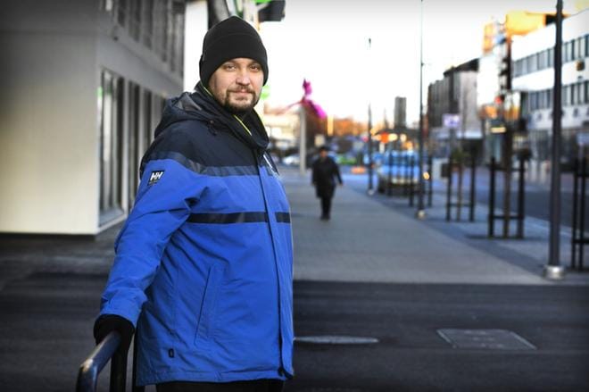 15 vuotta lääkärihelikoptereissa työskennellyt anestesiologian ja tehohoidon erikoislääkäri Sami Länkimäki on tehnyt väitöskirjan, joka käsittelee hengitysteiden hallintamenetelmiä ensihoidossa. KUVA: JOUKO HÄNNINEN