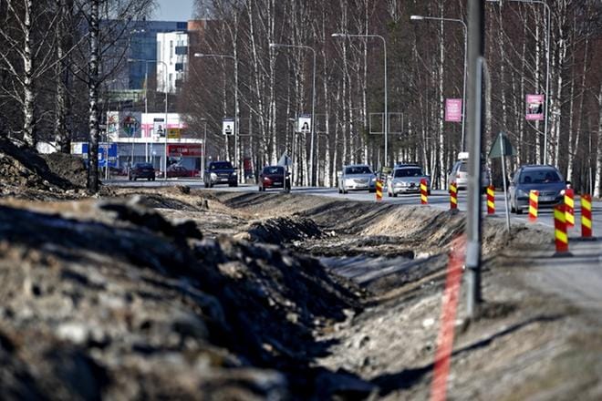 Maanrakennustöillä valmistaudutaan uuden kiertoliittymän rakentamiseen. KUVA: TOMI KOSONEN