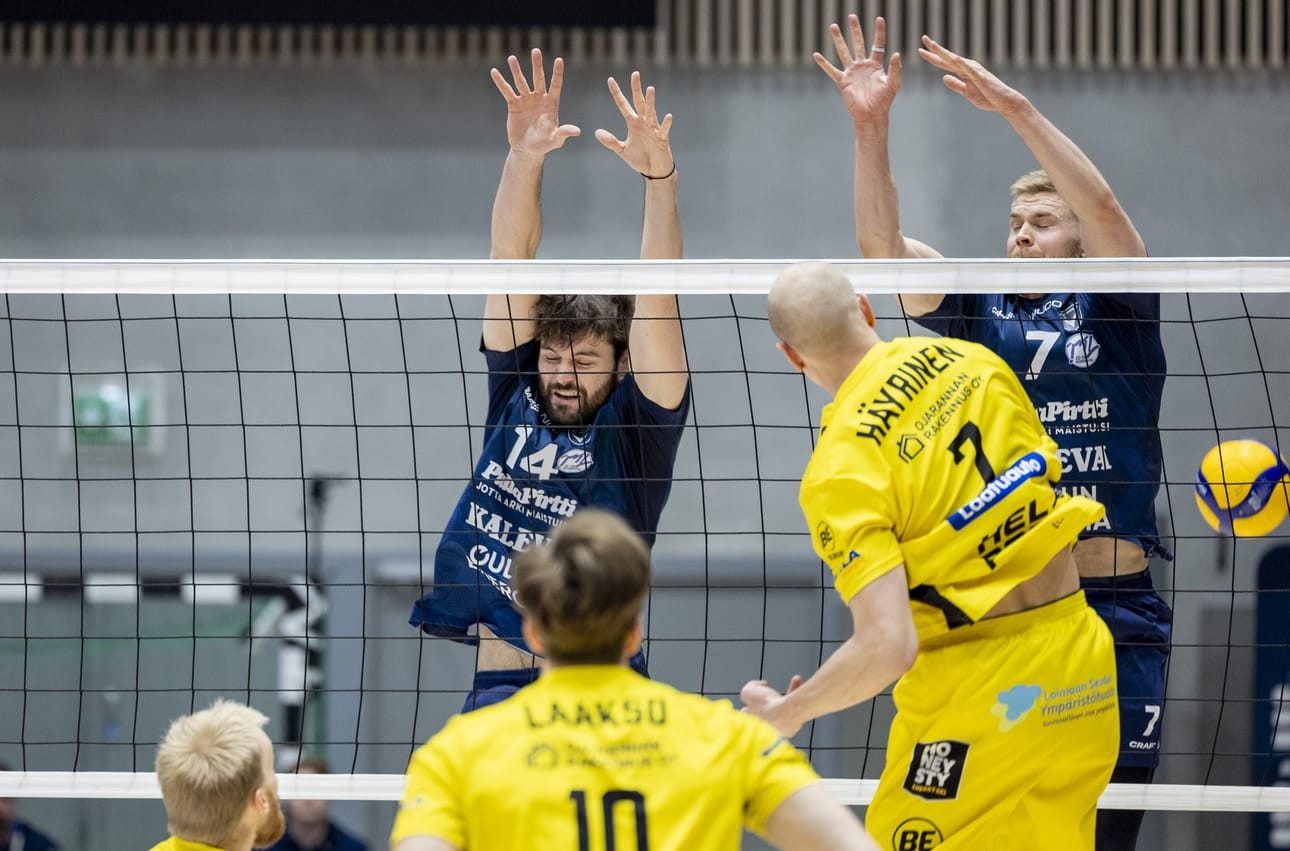 ACO Volleyn Matthew Gentry (14) ja Jan Helenius torjuivat yhdessä Hurrikaanin Eetu Häyrisen lyöntiä.