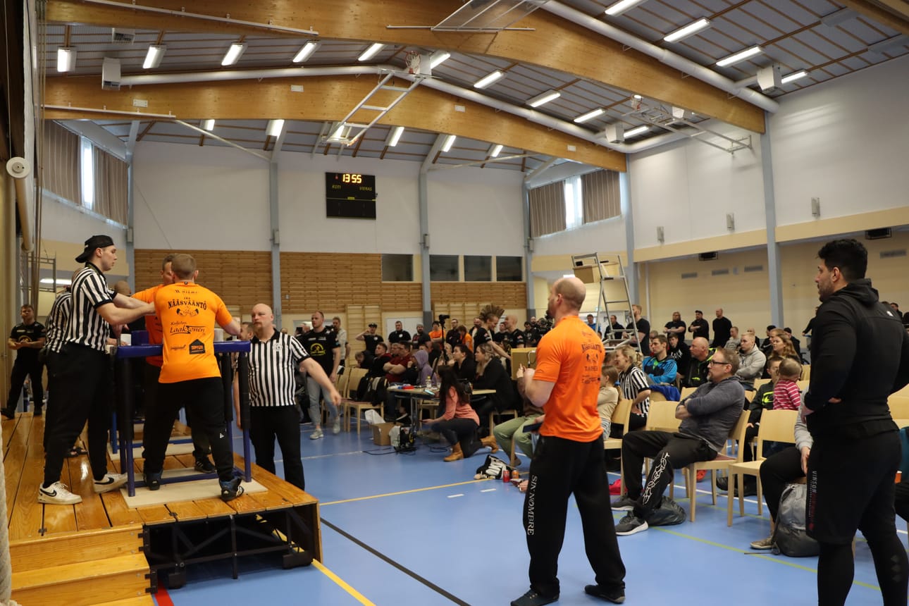 Häjy Power -kisat toivat Jurvan liikuntahallille kädenvääntäjiä ympäri Suomea.