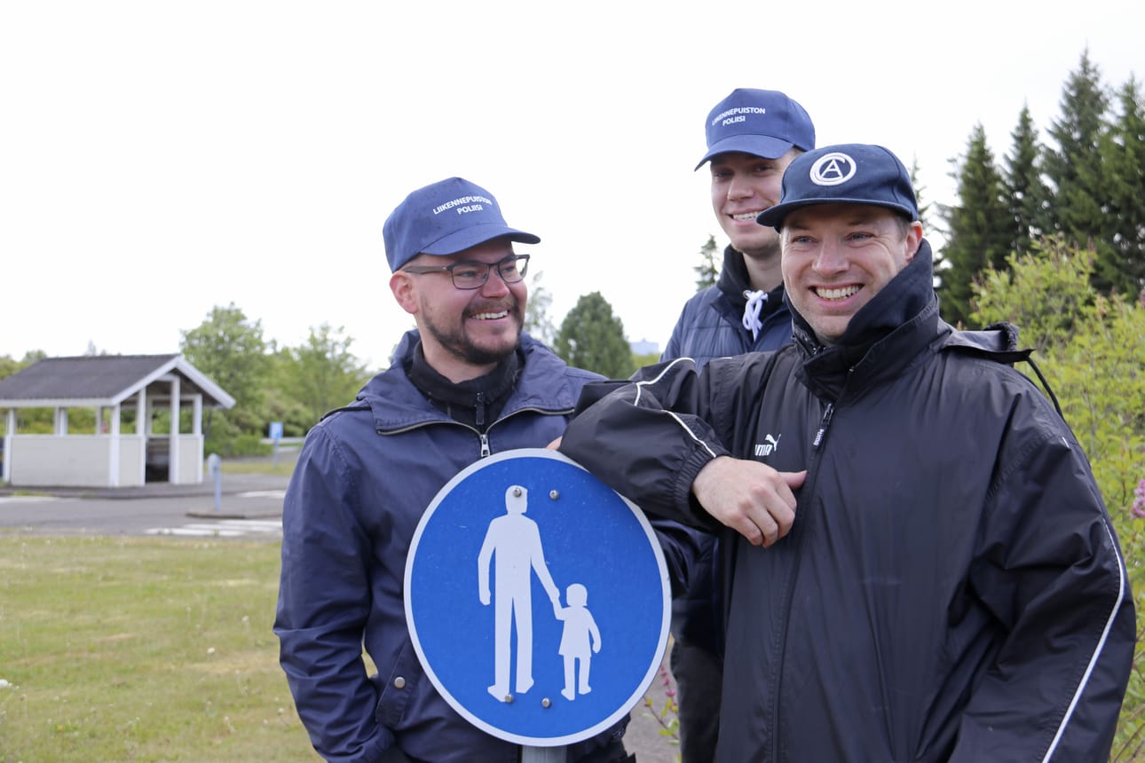 Liikenneoppi on tärkeä ja vakavakin asia, mutta sen äärellä voi myös hymyillä ja pitää vähän hauskaa. Moni liikennemerkki tulee lapsille tutuksi, kun he tiirailevat niitä polkuauton ratin takaa. Nuorisopalveluiden puolelta puistoa pyörittävät Matias Jurmu (vasemmalla), Jani Alatalo ja Petri Huurinainen.
