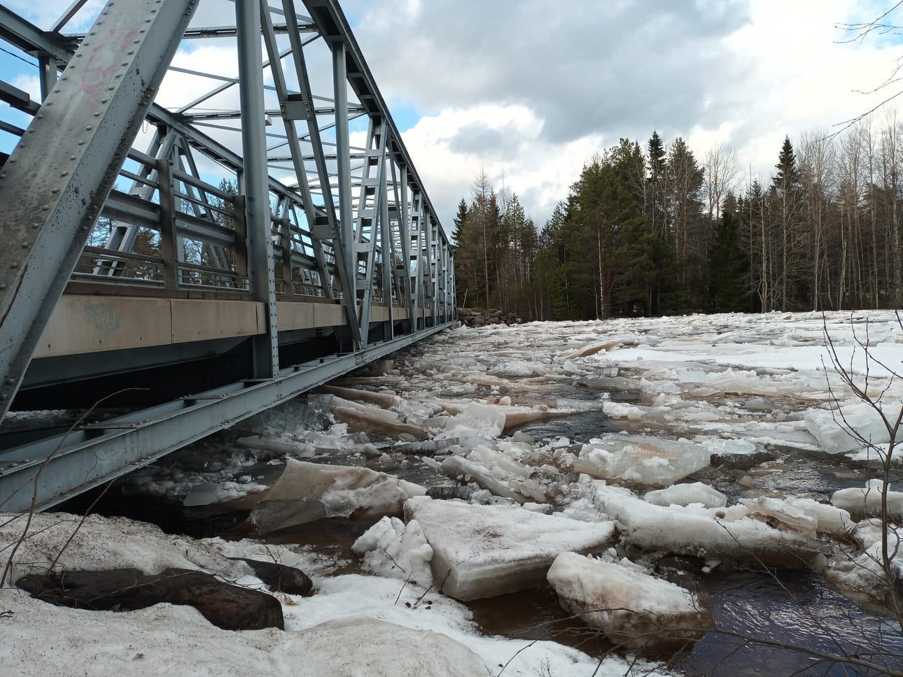 Viranomaiset harkitsevat, ryhdytäänkö jääpatoa purkamaan Huttukyläntien sillan kohdalla purkamaan.