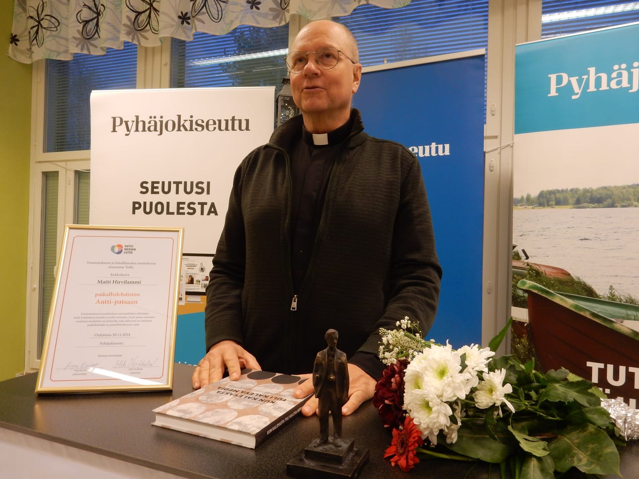 Pyhäjokiseutu-lehden myöntämä Antti-patsas annettiin tänä vuonna kirkkoherra Matti Hirvilammille.
