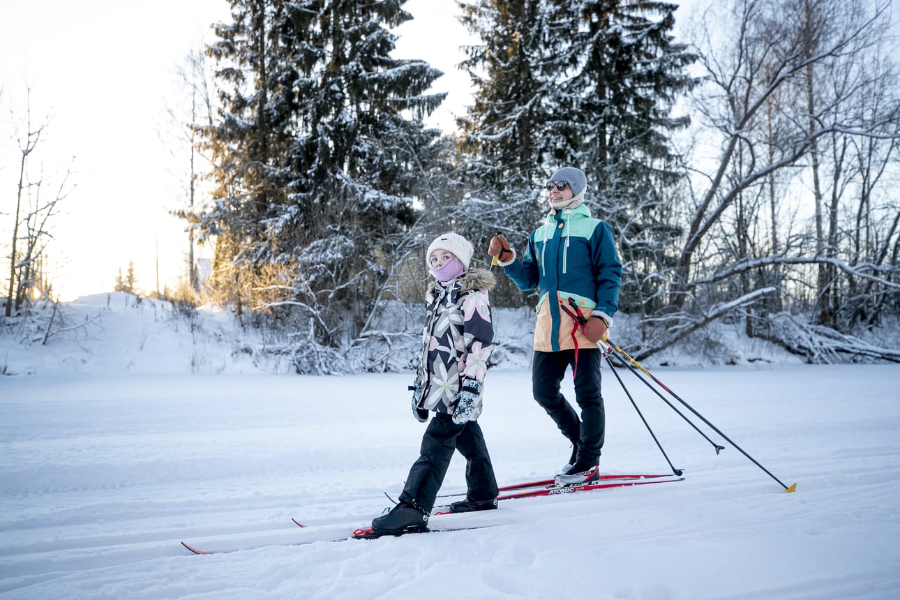 Hilda Kaappolan suksi luisti ilman sauvojakin Lapuanjoen jäällä. Laura Kaappola kehui kotiseutunsa liikuntamahdollisuuksia.