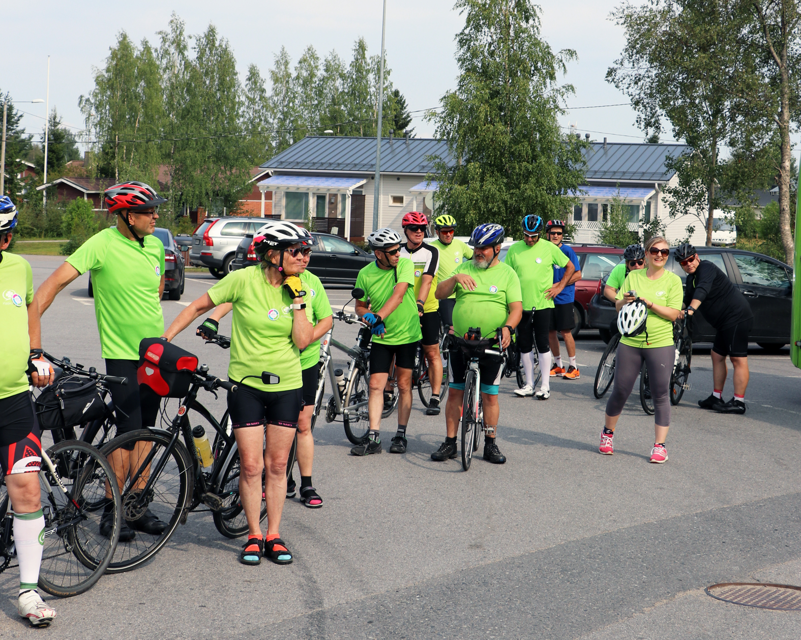 Parikymmenpäinen pyöräilijäjoukko erottui maastosta puolueen väreihin sointuvalla pukeutumisellaan.