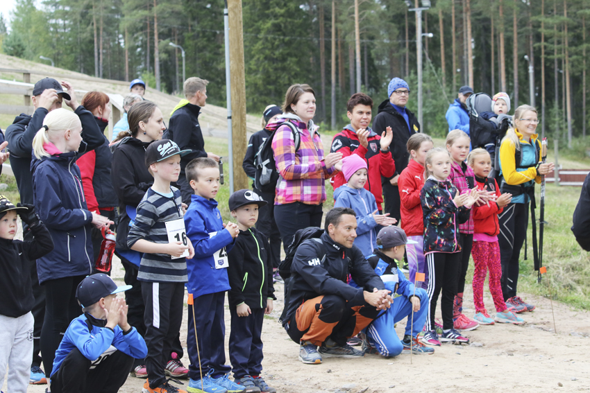 Yleisö kannusti juoksijoita.