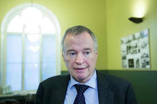 Sisäministeriön maahanmuutto-osaston ylijohtaja Jorma Vuorio toivoo, että kielteisen turvapaikkapäätöksen saaneille kerrottaisiin vapaaehtoisen paluun mahdollisuudesta ja tuista. KUVA: Mauri Ratilainen/Com.pic