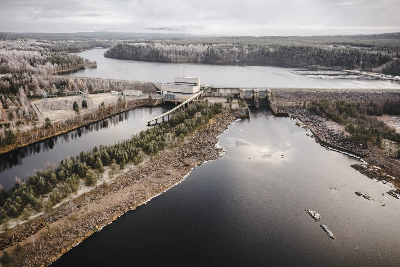 Jos voimalaitos on osin tai kokonaan pois tuotannosta, menetetään jopa kymmeniä gigawattitunteja. Yhdellä gigawattitunnilla kattaa noin 50 sähkölämmitteisen omakotitalon vuosikulutuksen.