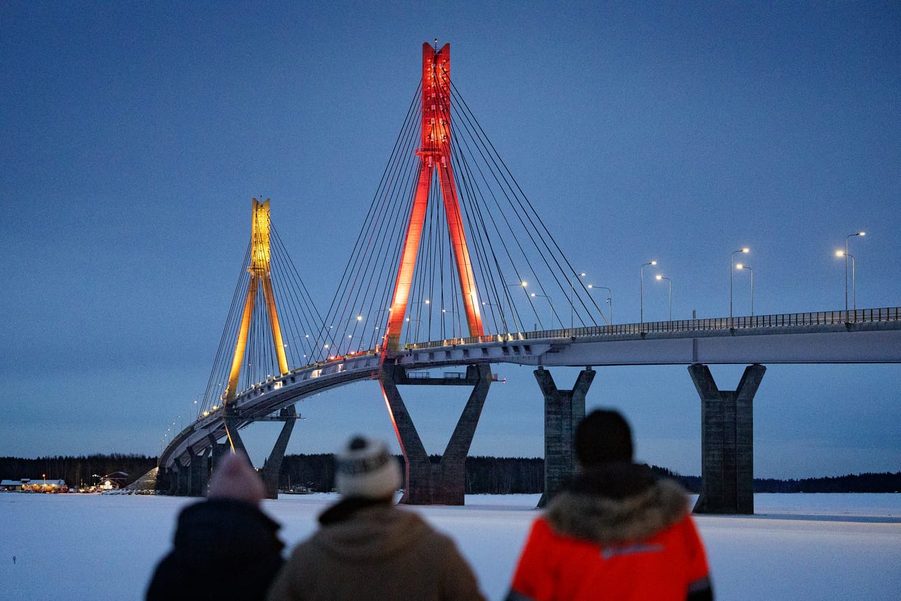 Raippaluodon sillan valaistus uusitaan täysin ja jatkossa sillalla tullaan näkemään mitä erilaisimpia sävyjä. Asennustyö on kuitenkin vielä kesken. Tiistaina silta hehkui kunnan väreissä.