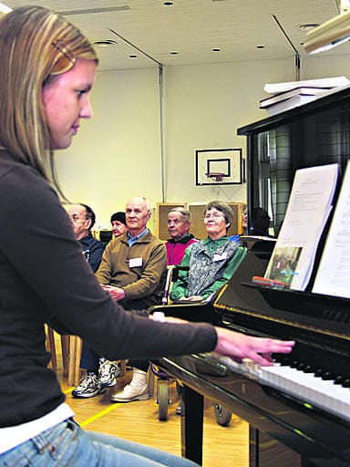 Iiläinen Ulla Kaikkonen vei ylivoimaisesti naisten tietovisan voiton viidellä oikealla vastauksella. Hänen vieressään istui aviomies Martti Kaikkonen. Opiston päivystäjä Ruusa Samppala soitti vihjeitä pianolla.