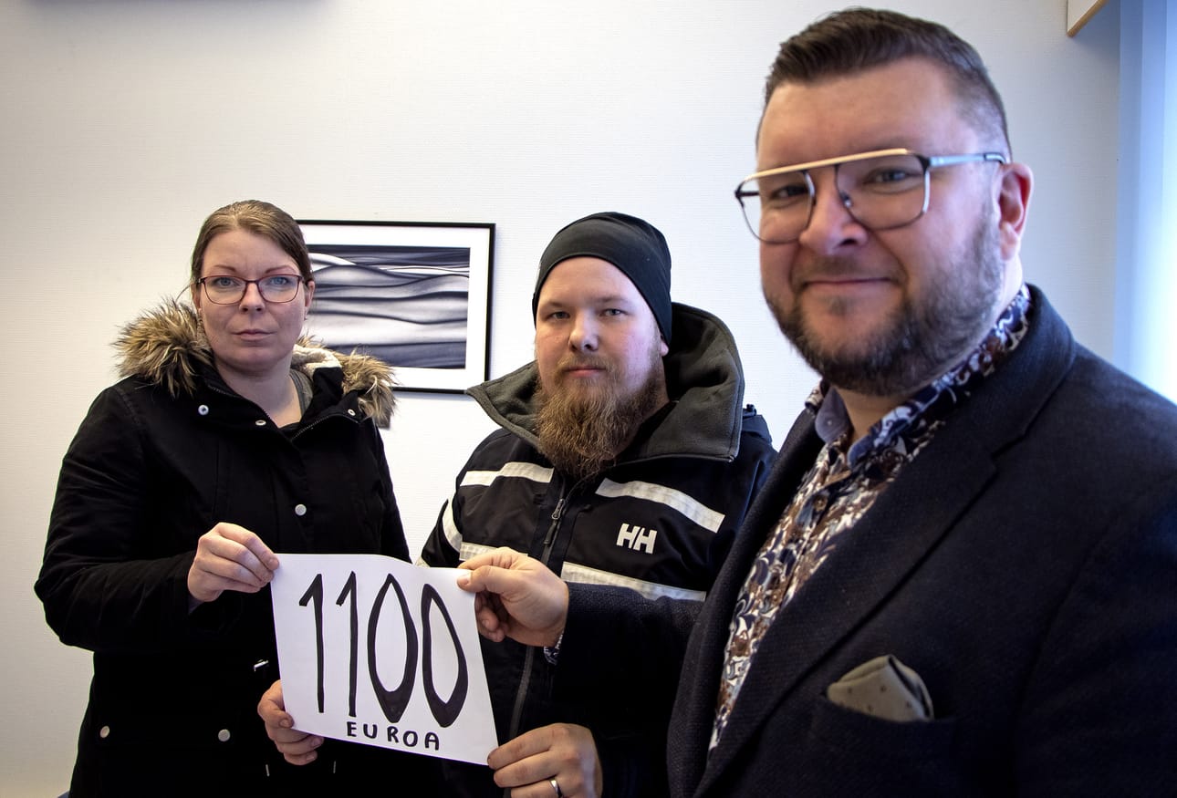 Limingan Moottoripajan rahastonhoitaja Kati Lehtonen ja puheenjohtaja Miikka Kallioinen ottivat vastaan Rantalakeus-lehden päätoimittajan Sauli Pahkasalon antaman lahjoituksen. Lahjoitus käytetään uuden kilpa-auton kunnostamiseen.