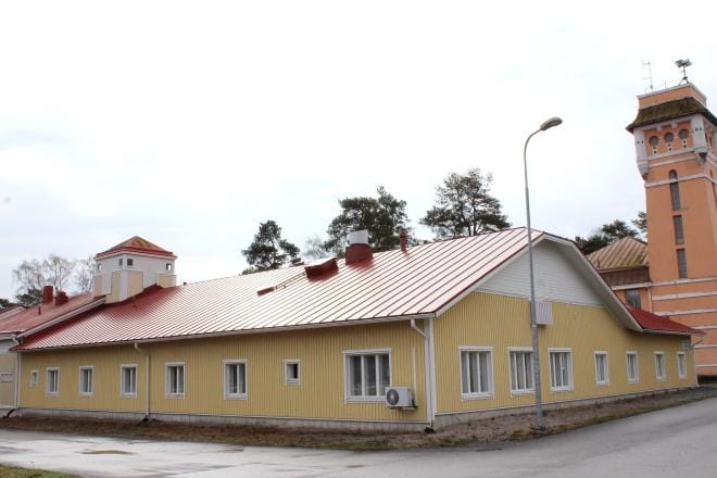 Attendon Toven tupa ja Kaskisten kaupungin Maria-koti sijaitsevat samassa korttelissa seinänaapureina. Toven tupa on etualan kulmauksessa. KUVA: MINNA ZILLIACUS