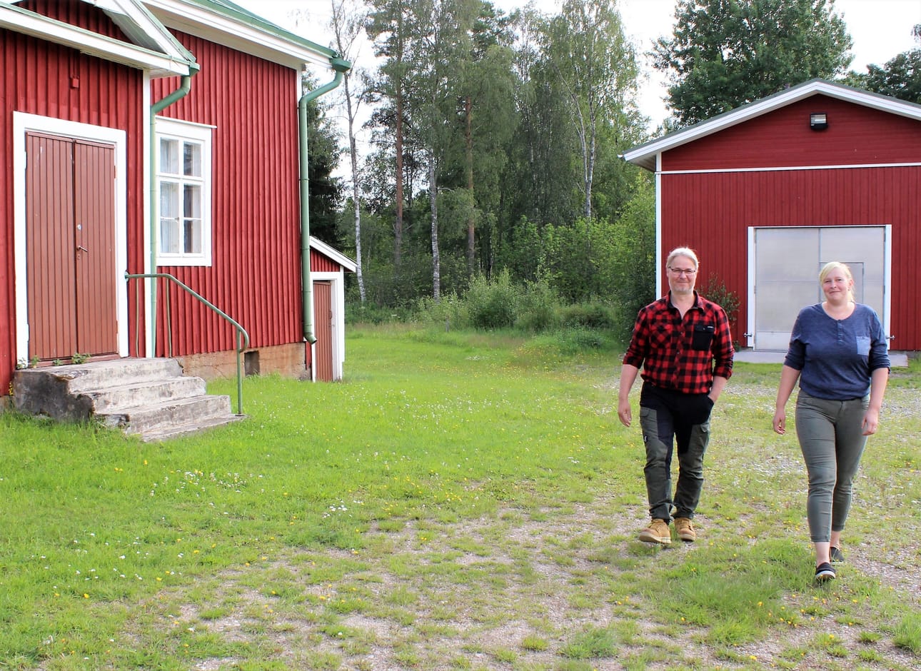 - Metsästys jakaa mielipiteitä, muttei ehkä vielä täälläpäin. Tuntuu, että metsästysharrastus on yhä vahvasti kunnioitettu näillä seuduin, sanoo Marko Myllyvainio vierellään Pauliina Harju. Vieressä Vesijärven metsästysseuran tukikohtarakennus ja nylkysuuli.