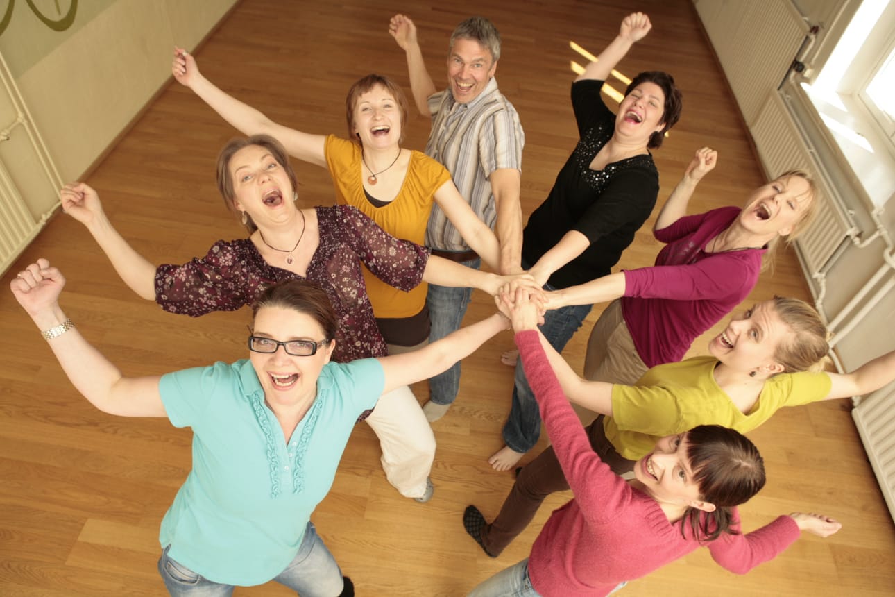 Naurujoogatunneilla naurua aktivoidaan erilaisten harjoitusten avulla. – Huumori ja nauru ovat eri asioita. Naurujoogassa ei kerrota vitsejä vaan nauru syntyy nauramisen halusta. Se tila on synnytetty yhdessä, kertoo naurujooga- ja ilmaisukouluttaja Essi Wiola Tolonen.