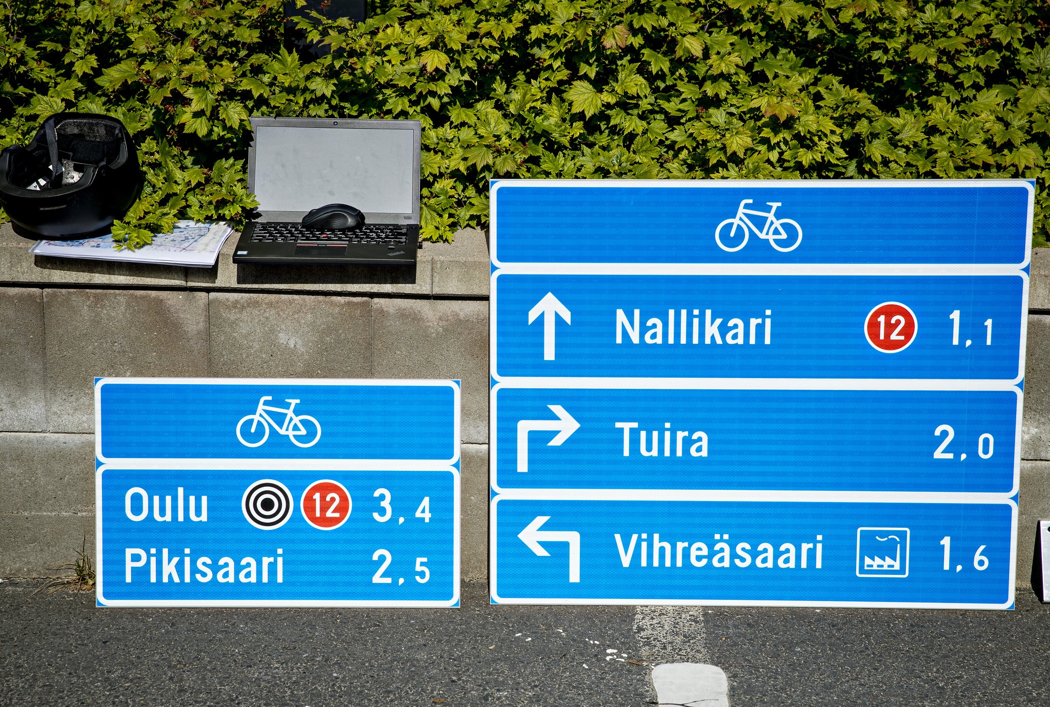 Vasemmanpuoleinen merkki näyttää etäisyydet merkittäviin kohteisiin ja oikeanpuoleinen on uuden tieliikennelain mukainen ennakko-opaste.