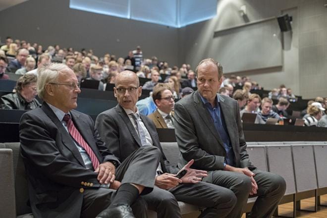 Johnny Åkerholm, Martti Hetemäki ja Hannu Piekkola osallistuivat Vaasan yliopistossa pidettyyn tilaisuuteen. KUVA: MINNA ANTILA