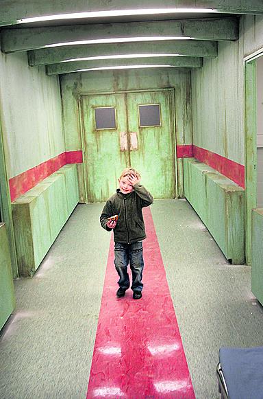 Neljävuotias Tobias Ingvarsson tutustui Dark Floors -elokuvan käytäviin. Oudon sairaalan käytävillä riehuvat myös Lordin hirviöt.