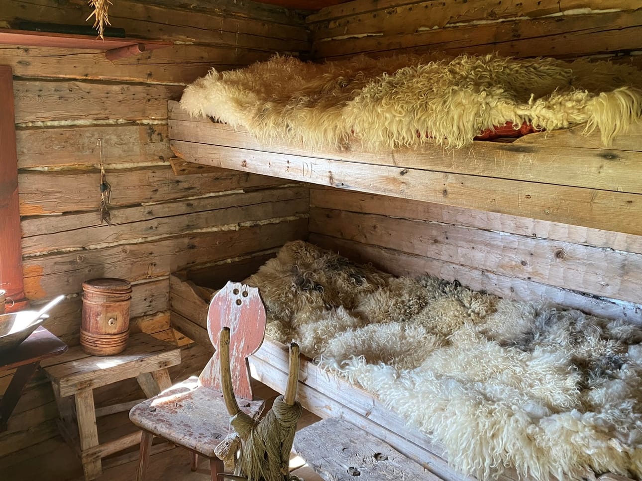 Lampaantaljat lämmittivät kalastajia ulkosaariston kalastuskämpissä.