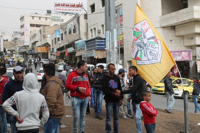 Palestiinalaisten sopu voi lopettaa jakaantumisen Hamasin Gazan ja Fatahin Länsirannan välillä. Mielenosoittajia kerääntymässä Fatahin lipun alle Hebronissa Länsirannalla marraskuussa 2015.