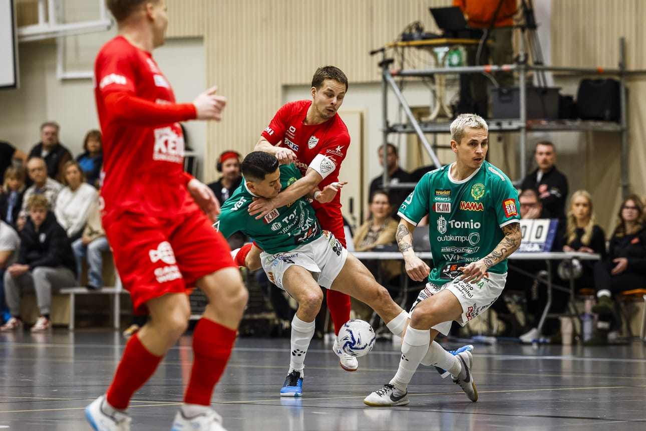 FC Kemi ja ToPV voivat kohdata vielä tällä kaudella loppuottelussa. Vesa Lilja, Enderson Suarez ja Aleksi Gullsten mittelivät futsal-liigan runkosarjan päätöskierroksen ottelussa 7. maaliskuuta.