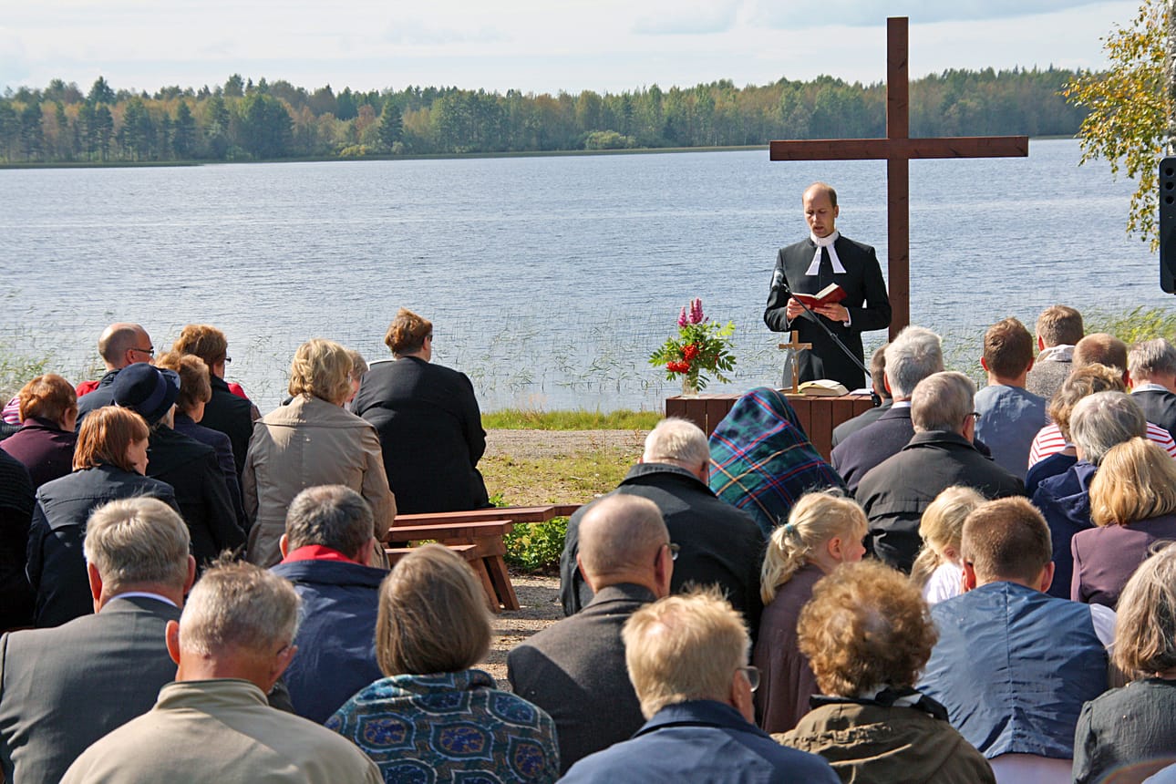 Siikalatvan seurakunnan kirkkoherran virkaan on kaksi hakijaa. Hakijoista Perttu Kyllönen on latvapitäjissä entuudestaan tuttu. Arkistokuva on vuoden 2012 Perttuleiden jumalanpalveluksesta.