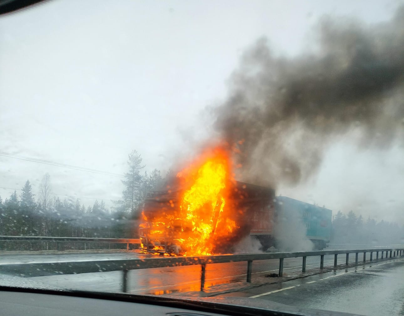 Ajoneuvo syttyi palamaan tieosuudella, jossa on keskikaide.