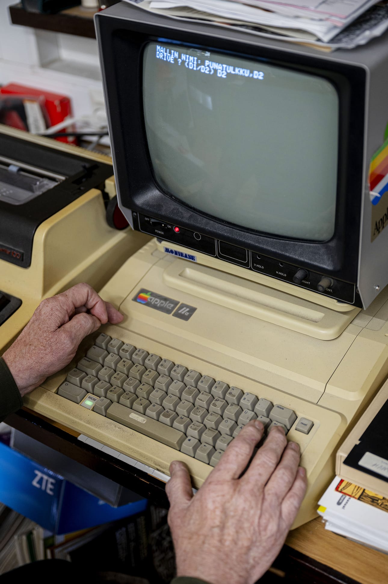 Yrityksen neulekoneet ohjelmoidaan yhä 1980-luvun Mac-tietokoneella. Heimo Hautajärven mukaan ohjelmisto ei ole monimutkainen käyttää, kunhan perusasiat malttaa opetella.