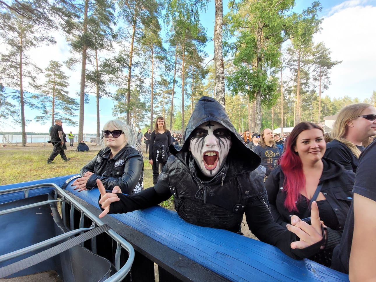 Osa Carach Angrenia katsomaan tulleesta yleisöstä oli taiteillut itselleen kasvomaalit.