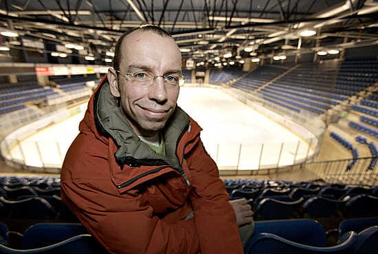 Lappi-Areenan kilpailuhallin käyttö lisääntyy jääkiekkoseura RoKi tavoittelee Mestis-paikkaa. Tässä vastakkain ovat RoKi ja Oulun Kiekko-Laser.