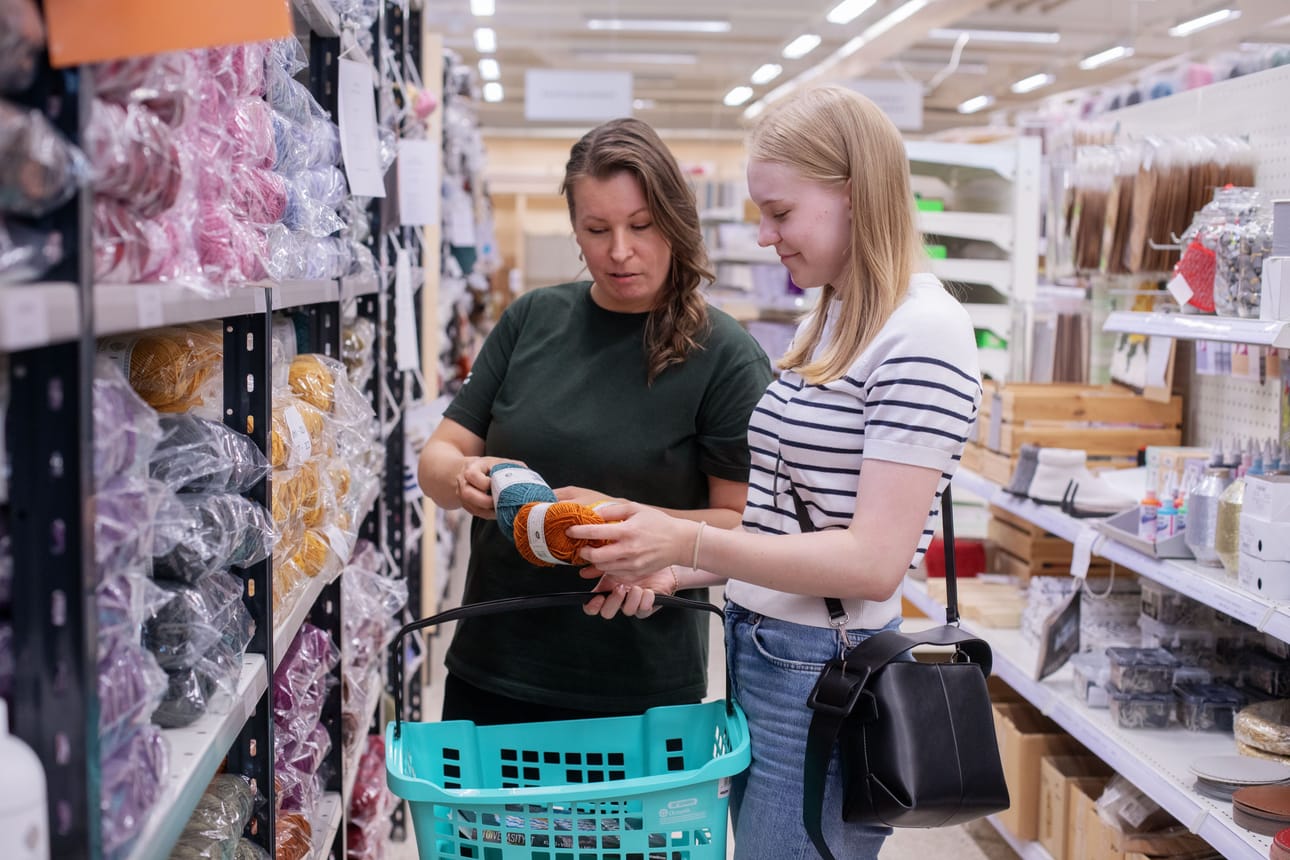 Mirka Korpela ja Aino Huhdankoski tutkivat Lankavan lankatarjontaa. Yritys järjestää 100-vuotisjuhlansa kunniaksi uutta, käsityöristeilyn Vaasasta Uumajaan toukokuussa.