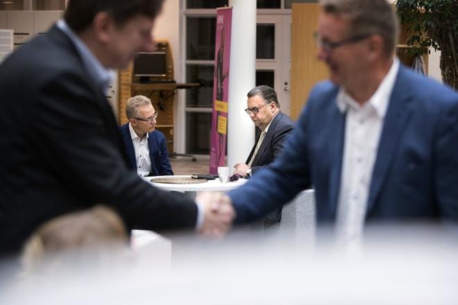 Pohjanmaan kauppakamarin toimitusjohtaja Juha Häkkinen ja Vietnamin suurlähettiläs Kari Kahiluoto keskustelivat pohjalaisyritysten vientimahdollisuuksista. KUVAT: JARNO PELLINEN