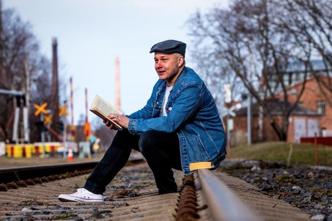 Vaasan lyseon äidinkielen ja kirjallisuuden opettaja Ville Hujanen kertoo haaveilleensa lapsena veturinkuljettajan työstä. Jos ammattia pitäisi vielä vaihtaa, olisi suunta todennäköisesti rautateille. Hänen mukaansa näin ei kuitenkaan taida tapahtua. KUVA: PAULA KASKIMAA