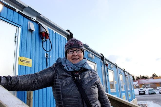 Kaskislainen Maija Uusi-Tarkka kehuu parakkiterveyskeskusta vuolain sanoin. KUVAT: LOTTA KALLIO
