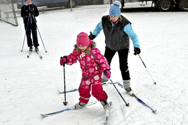Lili Luoma harjoitteli haarakäyntinousua Arja Vierin ohjauksessa. KUVAT: HEIKKI HAKANEN