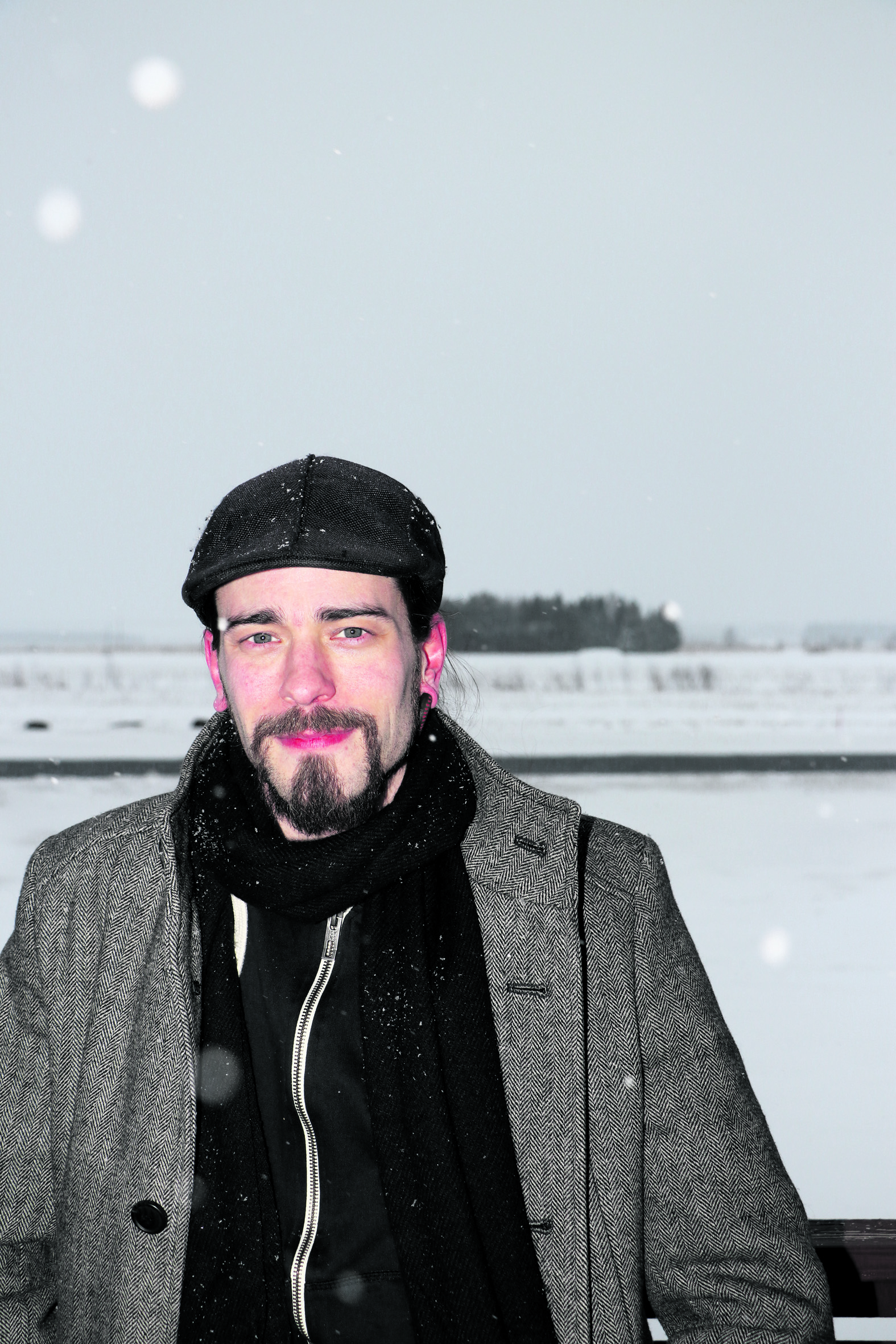 Onni Wiljami Kinnunen on ehtinyt työuransa aikana kuvata lehtikuvia, muotokuvia ja tapahtumakuvia. Kinnunen asensi tätä kuvaa varten toimittajan kameraan oikeat säädöt.